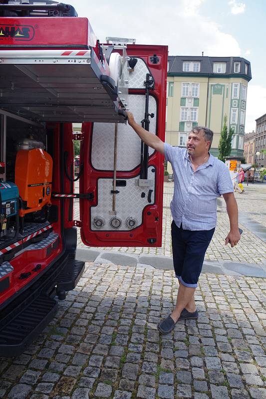 Členohé JSDH z Horního Žukova převzali od zástupců města nové plně vybavené vozidlo, kterým budou jezdit k zásahům.