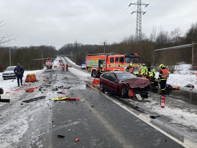 Dvě jednotky profesionálních hasičů (HZS MSK) zasahovaly v úterý 2. února dopoledne v Orlové-Lazech (okres Karviná) u nehody osobního a nákladního vozidla se dvěma zraněnými osobami.
