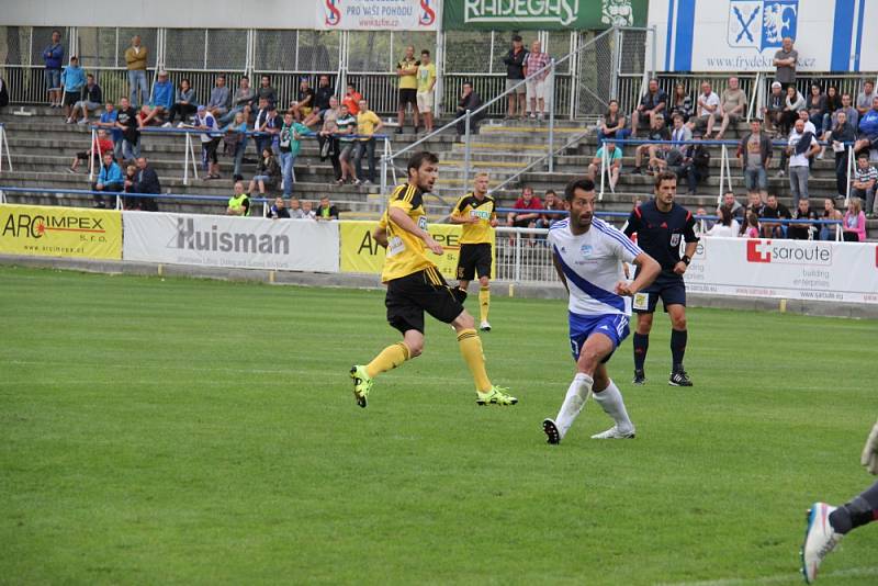 Frýdek-Místek (v bílém) vs. Karviná 0:2.