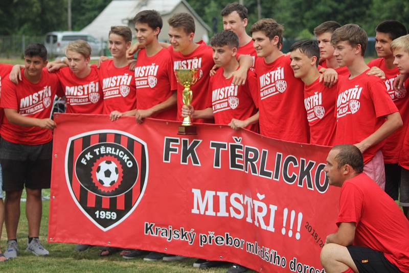 V Těrlicku se lidé bavili fotbalem. Mladší dorost Těrlicka - mistři kraje.