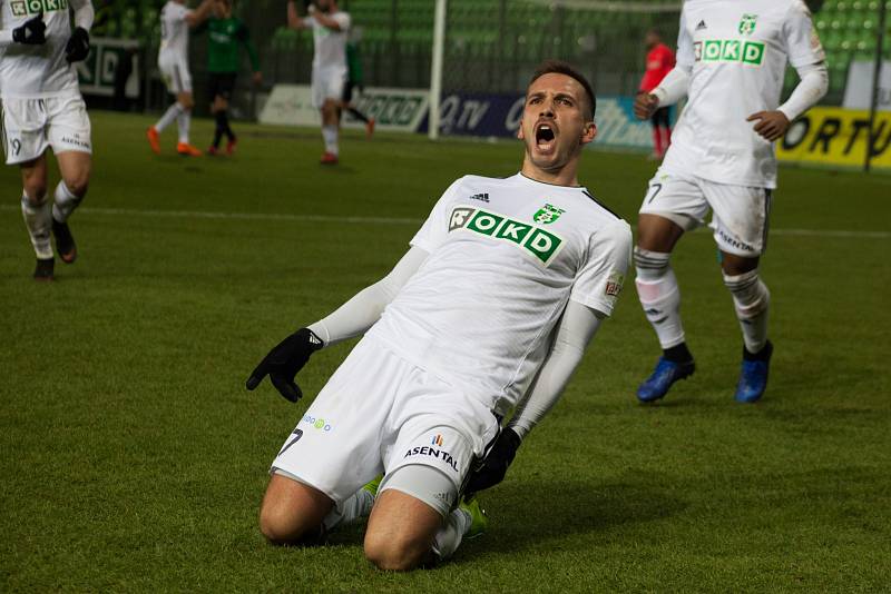 Z utkání Karviná (v bílém) - Jablonec 2:1