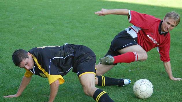 Takto urputně bojovat o každý míč budou zřejmě muset fotbalisté Českého Těšína, pokud se chtějí zachránit v divizi.