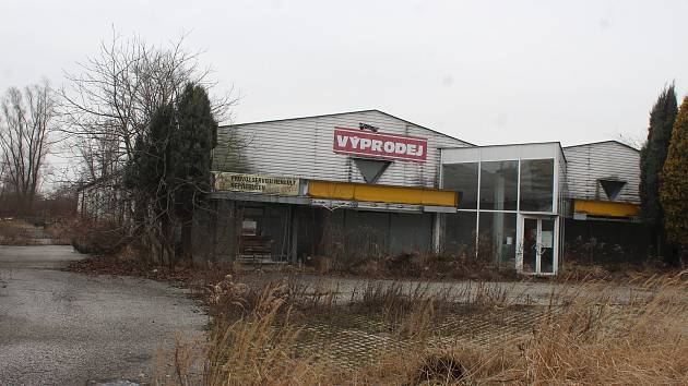 V budově bývalého autosalonu Renault v Bohumíně-Pudlově je už tři roky uskladněný toxický odpad přivezený z Polska.