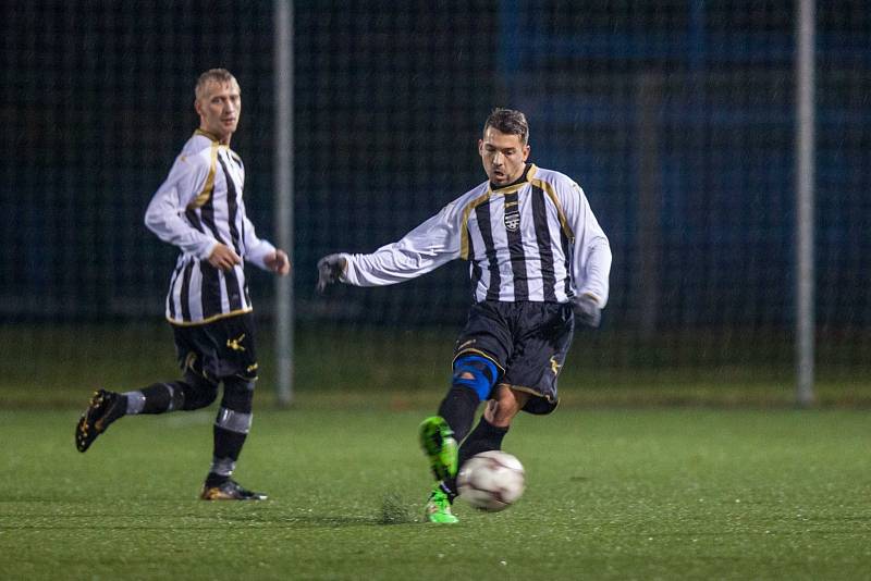 Fotbalisté Baníku Fučíku (v zeleném) porazili doma Baník Rychvald a vedou tabulku okresního přeboru.