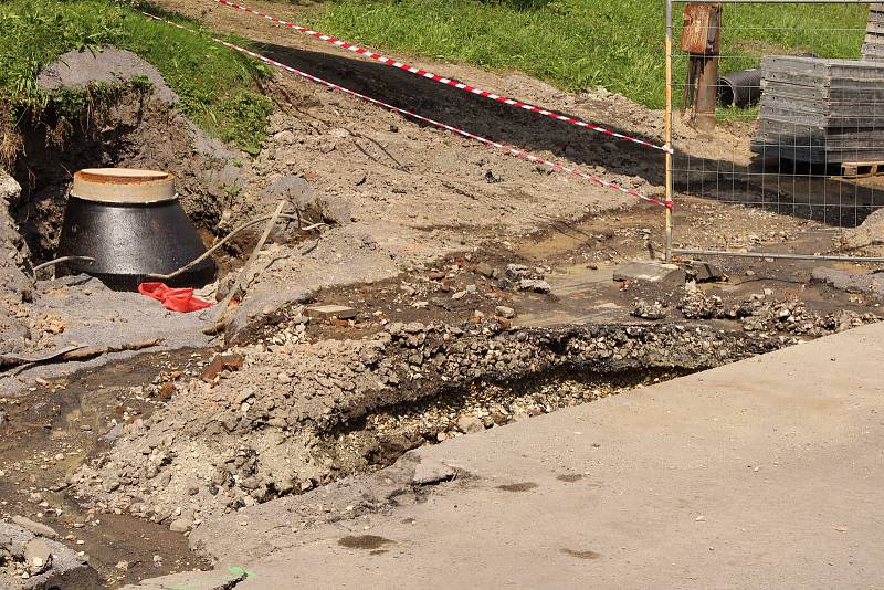 Voda z prasklého potrubí si vynutila dopravní omezení a poškodila nedalekou stavbu v podjezdu pod železniční tratí.