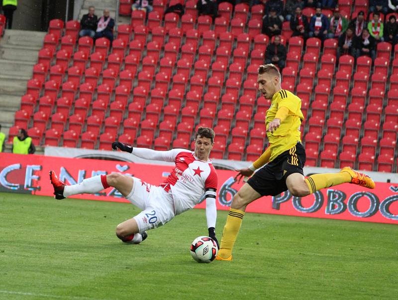 Karvinští (ve žlutém) se opět prezentovali nebojácným výkonem, ale Slavia vyhrála zaslouženě 5:2.