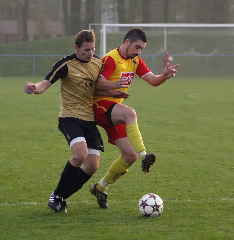 Bohumínští fotbalisté (v béžovém) vytěžili ze závěrečného podzimního duelu aspoň bod.