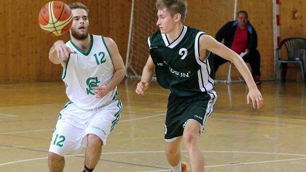 Karvinští basketbalisté (v bílém) v duelu proti Žabovřeskám.