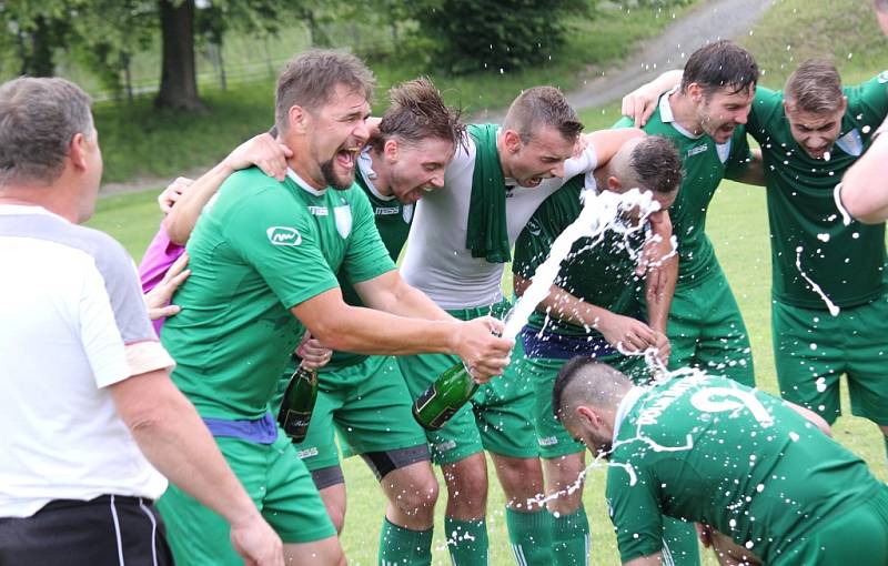 Fotbalisté Datyní (v zeleném) vyhrály nad Dobrou a mohli začít slavit postup do krajského přeboru.