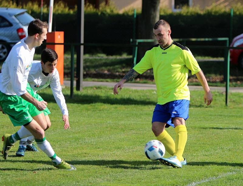 Fotbalisté Stonavy (žluté dresy) porazili doma kolegy z havířovských Datyní.