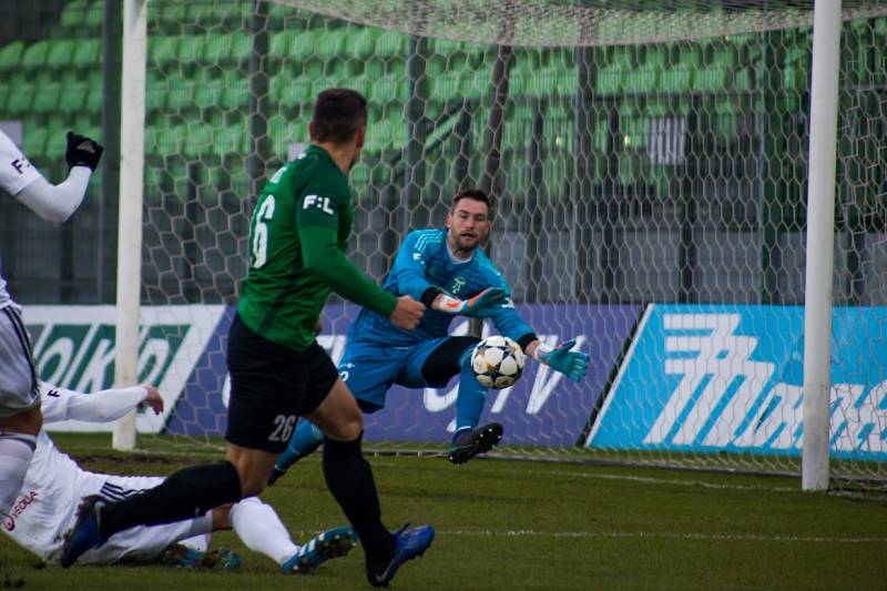 Z utkání Karviná (v bílém) - Jablonec 2:1