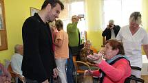 Leoš Mareš se stal Ježíškovým vnoučetem a v sobotu dopoledne přijel do Domova seniorů Slezské humanity v Horní Suché, kde předal svůj dar, nový elektrický vozík, šťastné Zdeňce Bagierové.