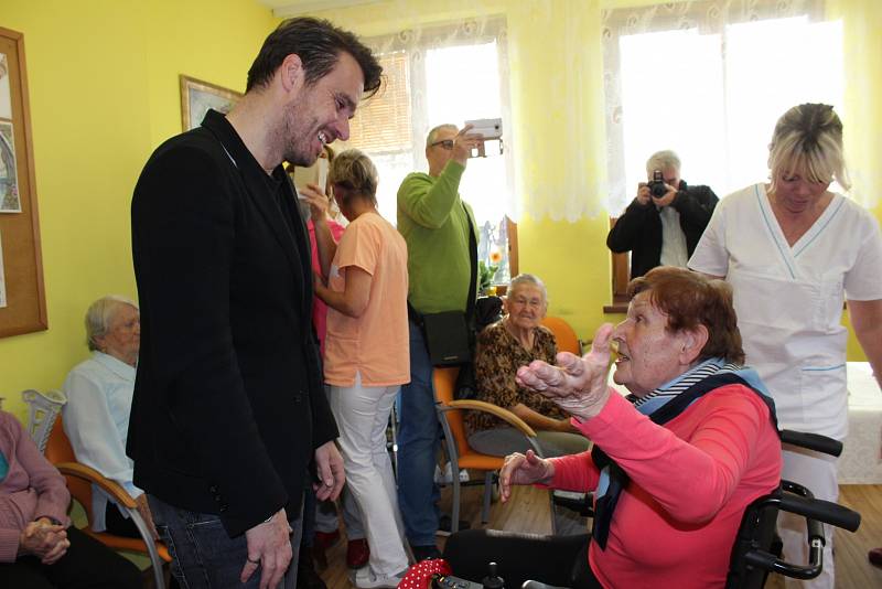 Leoš Mareš se stal Ježíškovým vnoučetem a v sobotu dopoledne přijel do Domova seniorů Slezské humanity v Horní Suché, kde předal svůj dar, nový elektrický vozík, šťastné Zdeňce Bagierové.