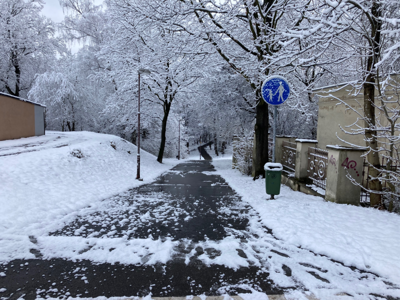 Do Havířova se na jaře vrátila zima. Ulice města, 6. dubna 2021.