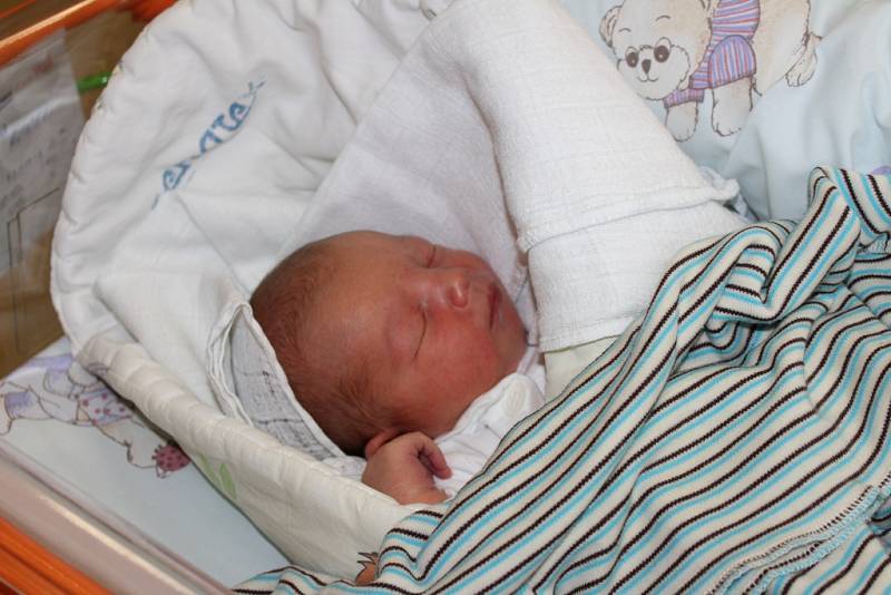 Jakub Klusek se narodil 7. března mamince Zuzaně Tomkové. Po porodu chlapeček vážil 3 a půl kila a měřil 48 cm.