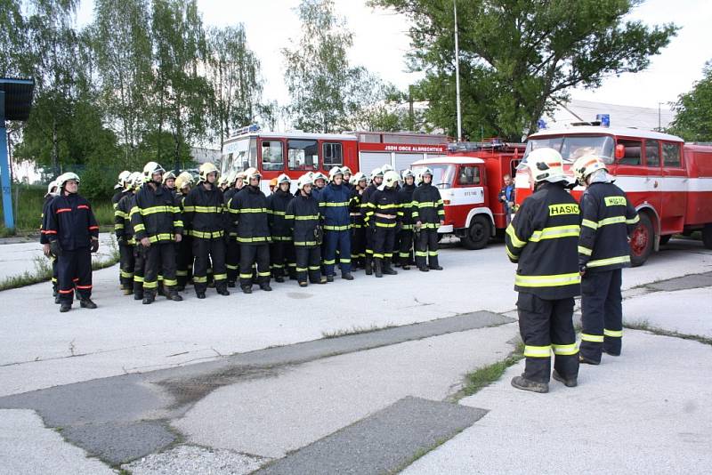 Společný výcvik dobrovolných hasičů při vytváření tzv. Vodní ulice. 