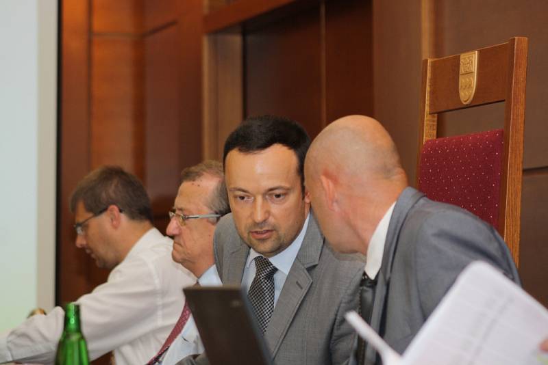 Zasedání havířovských zastupitelů. Primátor Daniel Pawlas v diskusi s náměstkem Ivanem Burešem.