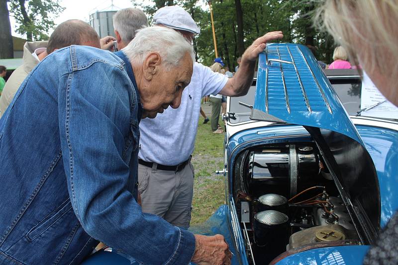 Do Bohumína se v sobotu 3. srpna 2019 sjelo na 122 historických vozů na setkání řidičů starých aut a motocyklů, které pořádal Veteran car club Ostrava.