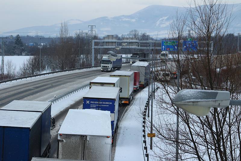 Přívaly sněhu na silnicích a dálnici D 48 u Českého Těšína způsobily komplikace v dopravě. Některé kamiony v kopci uvízly. Kvůli nehodě byl ucpaný a špatně průjezdný také sjezd z obchvatu města směrem na Třinec a Slovensko.