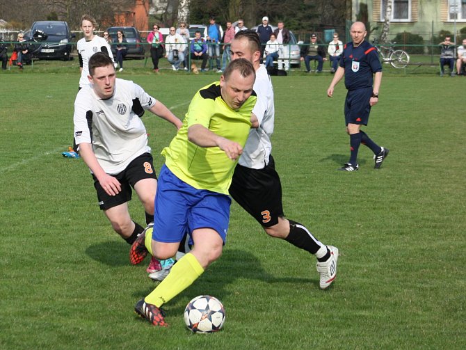 Fotbalové derby v I.A třídě mezi Stonavou (žluté dresy) a Albrechticemi nepoznalo vítěze.