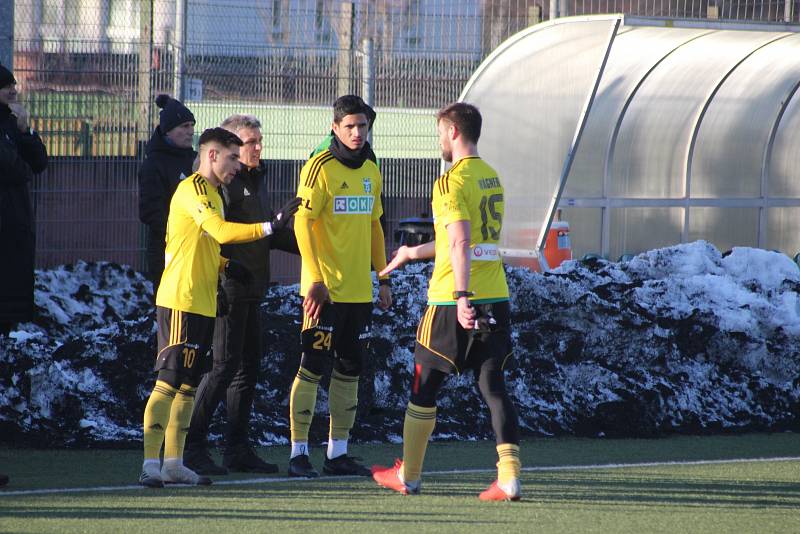 Karvinští fotbalisté (ve žlutém) hráli s Niepolomicemi 0:0.