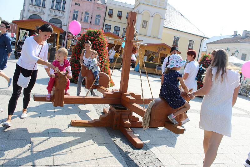 Knižní jarmark v Karviné je vždy plný barev a zábavy a již 25 let patří k neodmyslitelným akcím města.