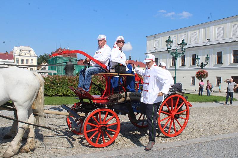 Před karvinským zámkem byly k vidění vzácné historické kočáry.