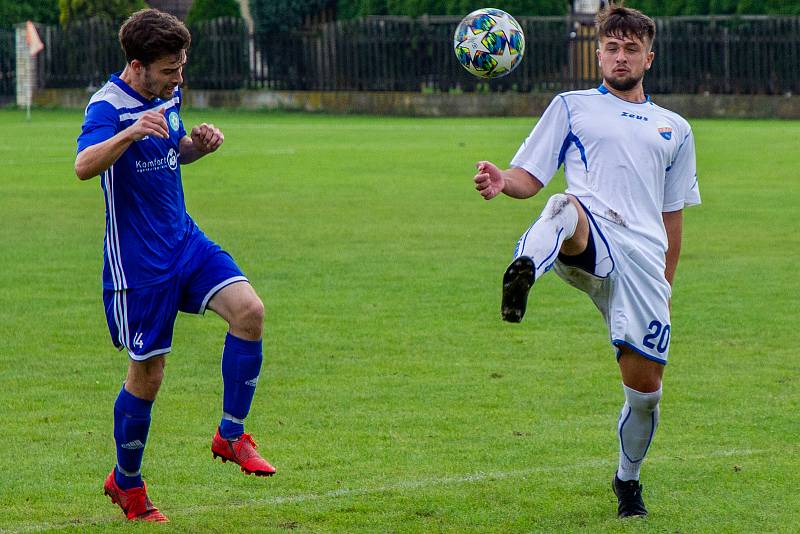 Věřňovice (v modrém) zdolaly v okresním derby Petřvald těsně 3:2.