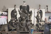 Pražský sochař Martin Chmelař už má hotový hliněný model sousoší dělníků se slezskou orlicí, které vyrobí z pískovce. To pak bude usazena na památníku obětem sedmidenní války v Orlové, odkud v roce 1938 zmizelo.  