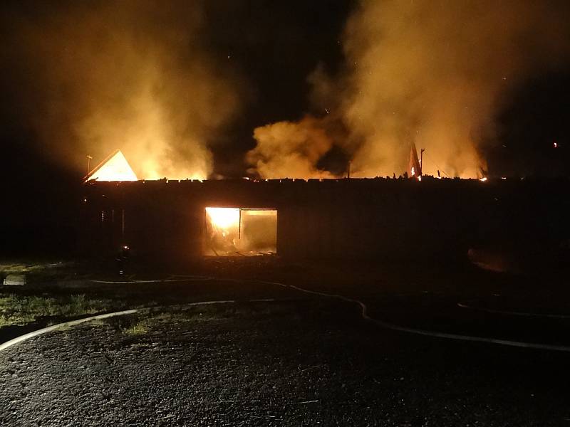 Sedm jednotek hasičů zasahovalo od sobotního večera do nedělního rána u požáru zemědělského skladu v Dolní Lutyni.