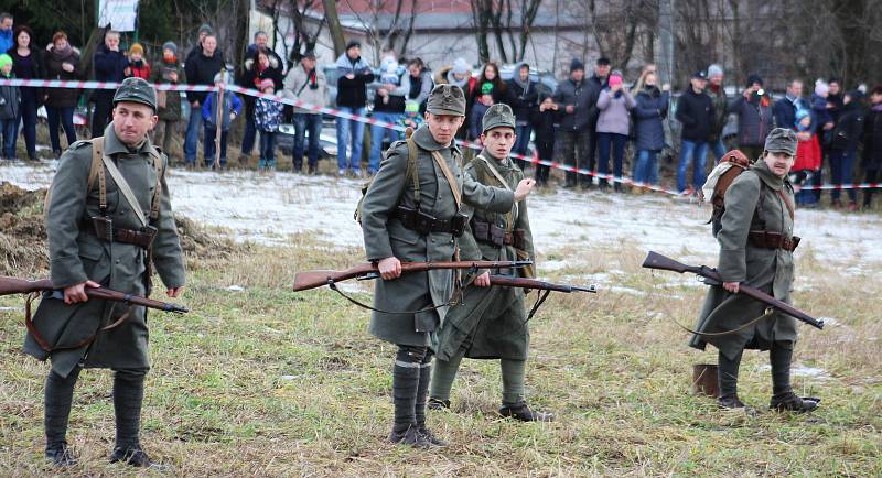 100 let od tzv. Sedmidenní války mezi Českem a Polskem o slezské území připomněla v sobotu odpoledne rekonstrukce válečné bitvy, která se konala v polském Skočově za účasti polských i českých vojensko-historických skupin.