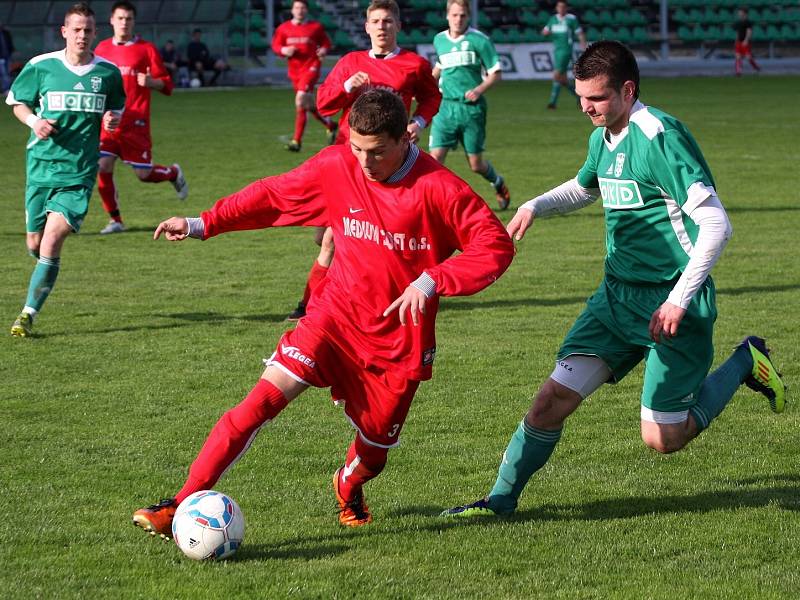 Karviná B (v zeleném) zvládla derby s Bohumínem.