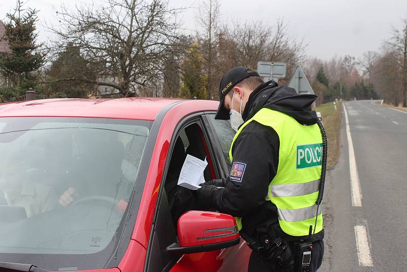 Na silnicích se v pondělí objevily policejní kontroly, které prověřují, zda lidé neoprávněně neopouštějí svůj okres.