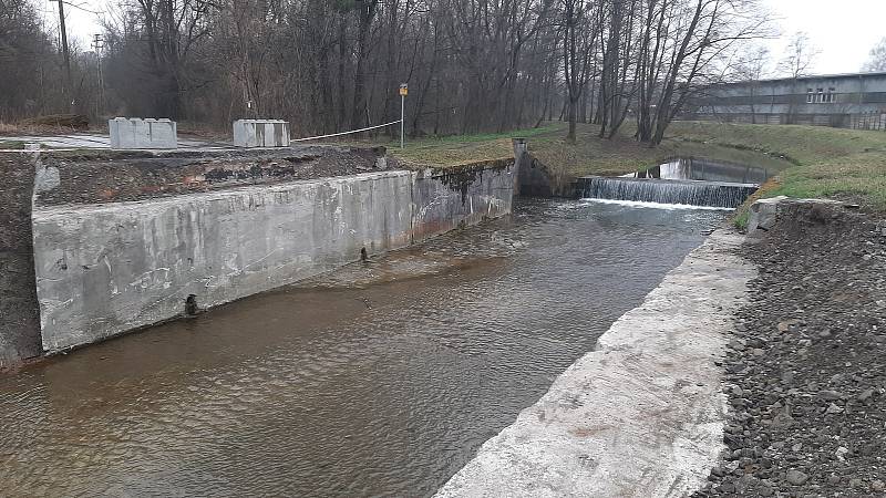 Průjezd do centra Českého Těšína zadem přes Novou Tovární je uzavřený kvůli opravě mostku na Ropičance.