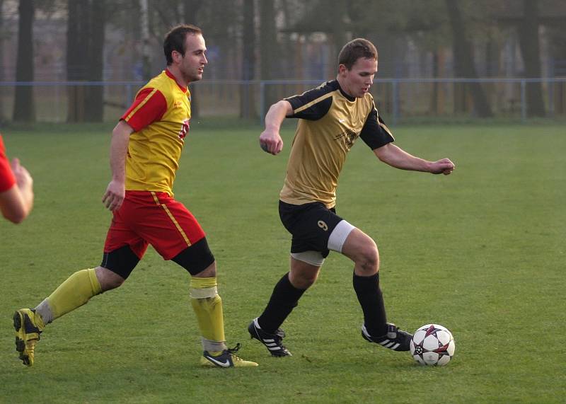 Bohumínští fotbalisté (v béžovém) vytěžili ze závěrečného podzimního duelu aspoň bod.