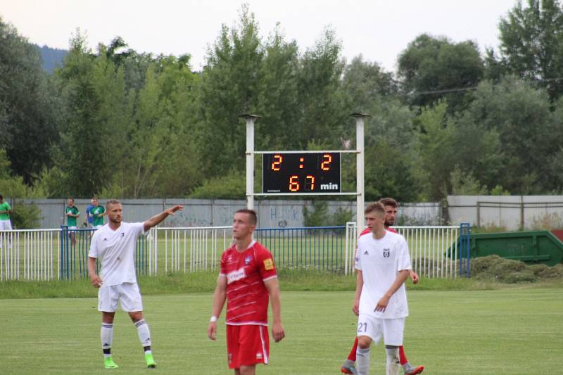 Fotbalisté Karviné (v bílém) si na Slovensku zahráli se Zlatými Moravci. Prohráli 2:3.