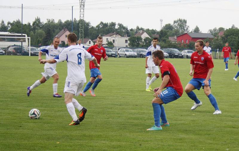 Petrovice (v bílém) podlehly v poháru Vítkovicím 0:1.