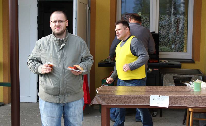 Utkání I.A třídy Stonava - Dolní Datyně (v bílém).