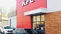 Třetí den provozu nového karvinského KFC. Prázdno u okének nebývá, právě naopak.