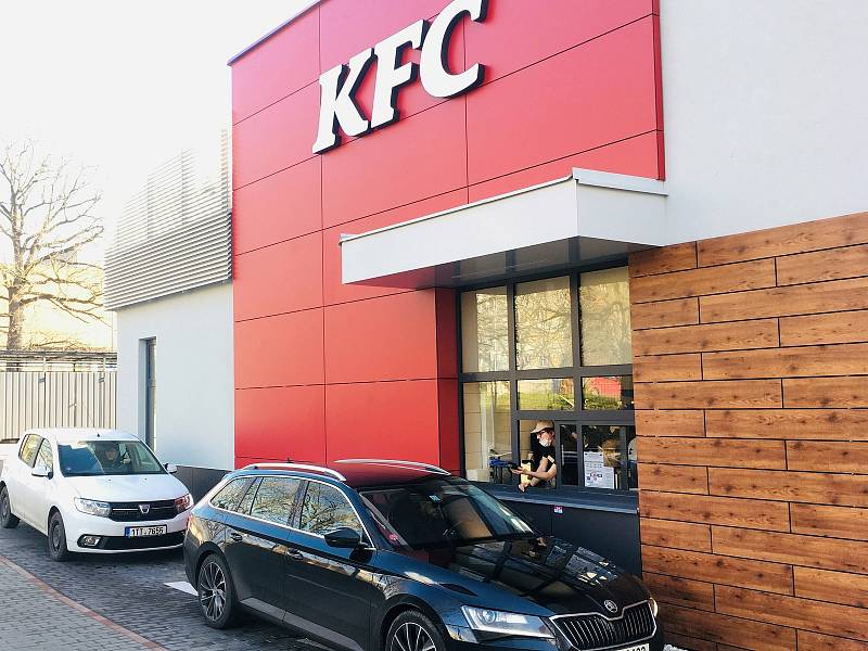 Třetí den provozu nového karvinského KFC. Prázdno u okének nebývá, právě naopak.