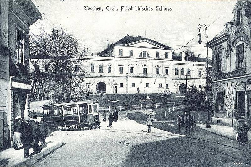 Tramvajová linka spojovala v letech 1911 až 1921 vlakové nádraží s náměstím dnešního polského Těšínska.