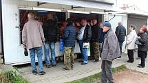 Tržiště v polských Chalupkách je jen pár stovek metrů za hranicí. Z velké části tam stále jezdí nakupovat Češi. Teď v říjnu nejčastěji dušičkové zboží a květiny.