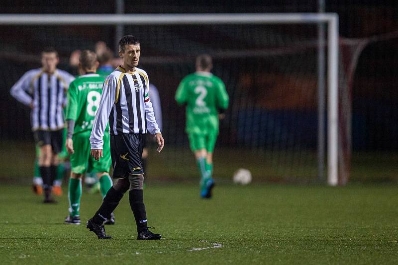 Fotbalisté Baníku Fučíku (v zeleném) porazili doma Baník Rychvald a vedou tabulku okresního přeboru.