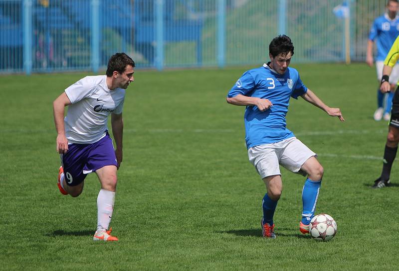 Havířovští fotbalisté (v modrém) podlehli favoritovi z Mohelnice.