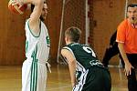 Karvinští basketbalisté (v bílém) v duelu proti Žabovřeskám.