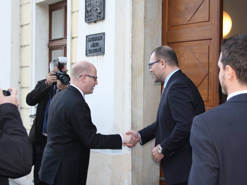 Premiér Bohuslav Sobotka a ministr zahraničních věcí Lubomír Zaorálek dorazili na jednání s představiteli karvinské radnice a také dalších měst okresu Karviná.