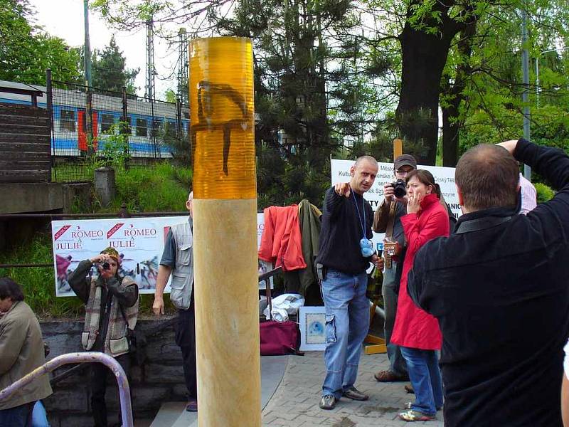 Umělec Aleš Szotkowský společně s představiteli českotěšínské radnice odhalil svou sochu.