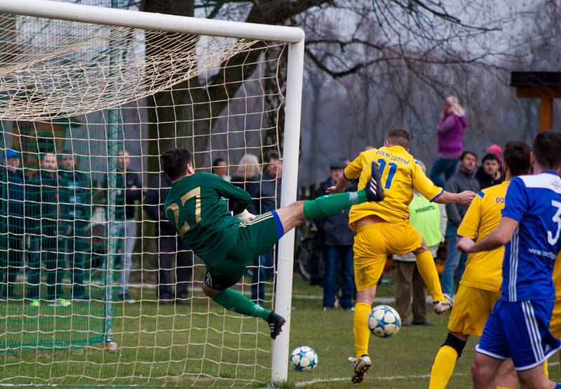 Věřňovice (v modrém) doma přehrály v obecním derby Dolní Lutyni.