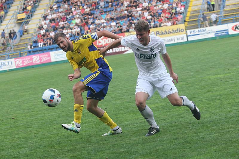 Karvinští fotbalisté (v bílém) se ve Zlíně neprosadili a třikrát inkasovali.