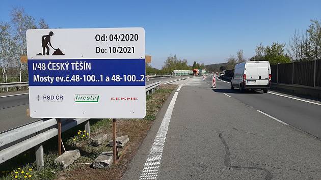 Nerovnosti na povrchu silnice na obchvatu Českého Těšína u hraničního přechodu v Chotěbuzi zmizí. Dělníci opraví vychýlené mostná opěry. Práce potrvají se zimní přestávkou do října příštího roku.